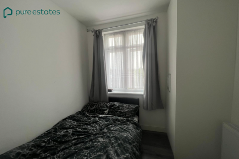 1 bedroom in a flat share to rent, Studley Drive, Ilford IG4