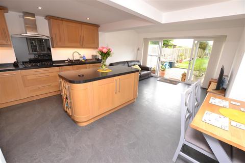 3 bedroom semi-detached house for sale, Linnet Drive, Chelmsford