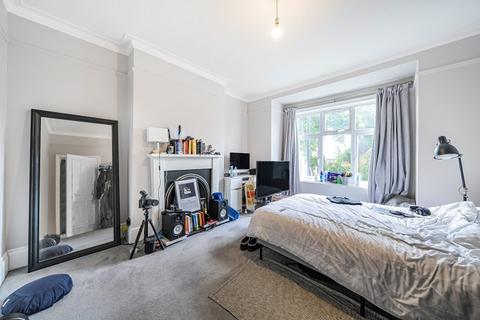 3 bedroom apartment to rent, Ambleside Gardens London SW16
