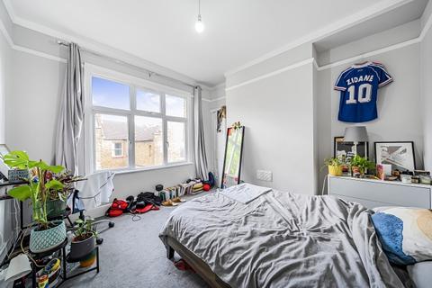 3 bedroom apartment to rent, Ambleside Gardens London SW16