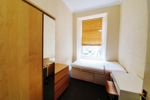 4 bedroom flat to rent, South Bridge, Edinburgh EH1