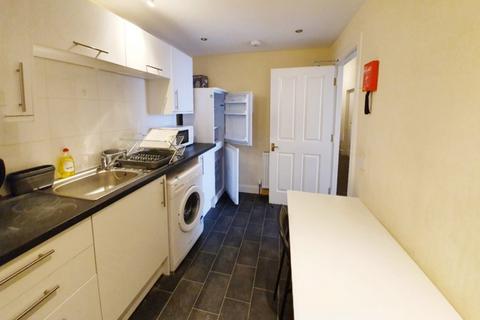 4 bedroom flat to rent, South Bridge, Edinburgh EH1