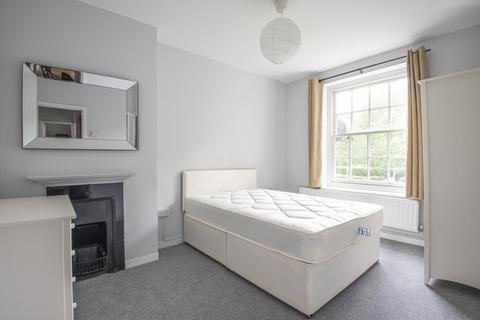 3 bedroom flat to rent, Kennington Park Road London SE11
