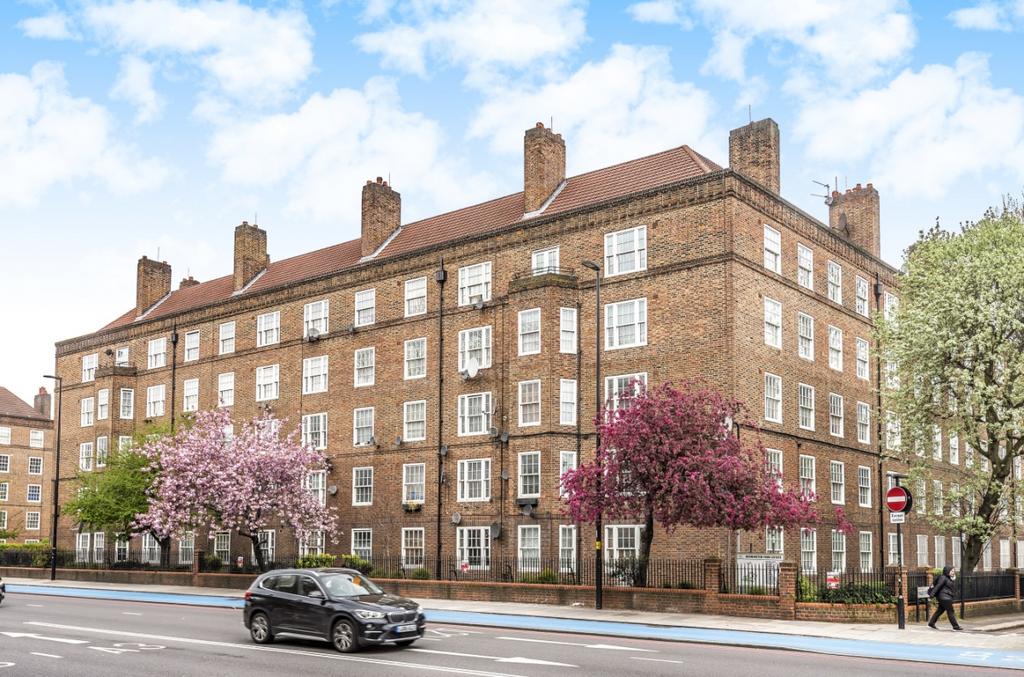 Kennington Park Road London SE11 3 bed flat to rent £2,650 pcm (£612 pw)