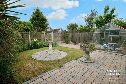 12 Grasmere Gardens, Folkestone, CT19 5JN