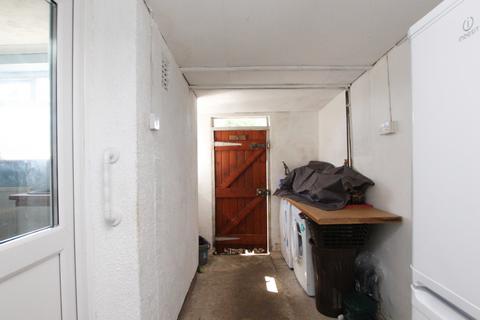 8 Heol Islwyn, Tonyrefail, Porth, CF39 8NR