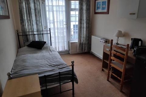 House share to rent, Mill Street, Redhill