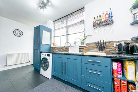 16 Heathcroft Crescent, Leeds, LS11 8UA