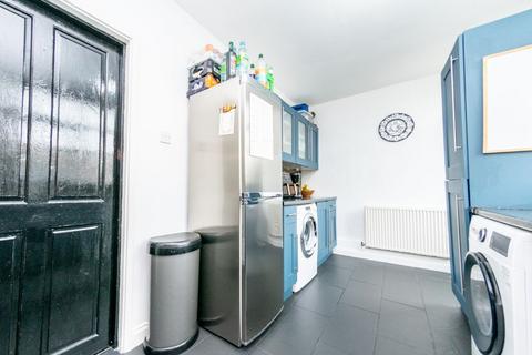 16 Heathcroft Crescent, Leeds, LS11 8UA