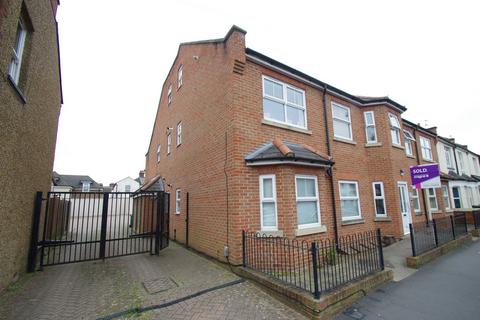 1 bedroom flat to rent, Burberry Court, 190 Harwoods Road, WATFORD, WD18