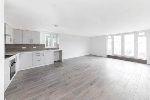 2 bedroom flat to rent, Cricket Road, Cowley