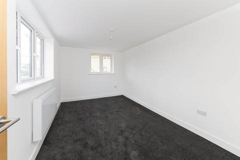 2 bedroom flat to rent, Cricket Road, Cowley