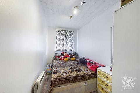 2 bedroom flat for sale, Argent Street, RM17