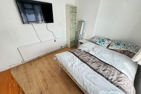 1 bedroom in a house share to rent, Hounslow TW5