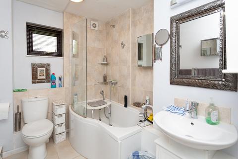 28 Mountbatten Close, St Albans, AL1 5AX