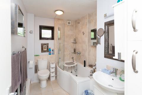 28 Mountbatten Close, St Albans, AL1 5AX