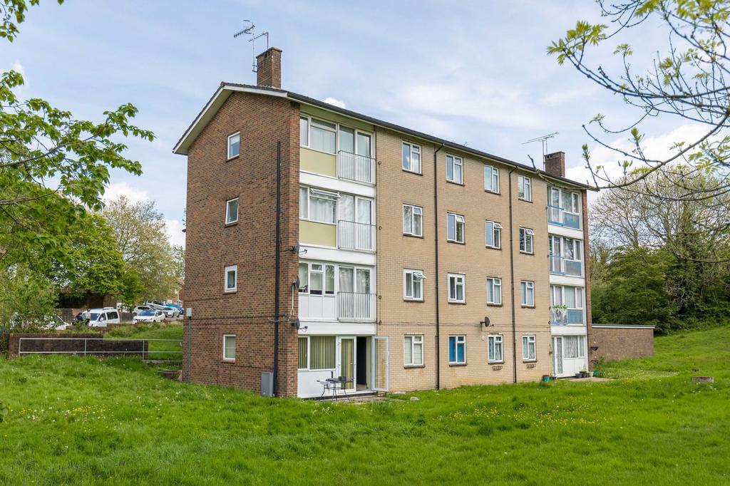 Crawley, Crawley RH11 2 bed apartment for sale £200,000