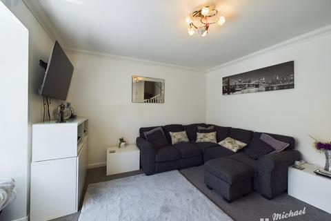 2 bedroom cluster house for sale, Iris Close, Aylesbury, Buckinghamshire