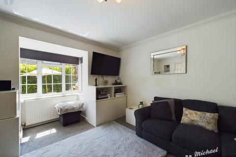 6 Iris Close, Aylesbury, HP21 8YZ