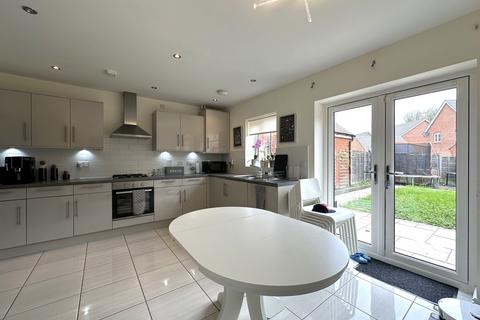 4 bedroom detached house to rent, Fern Close, Wantage