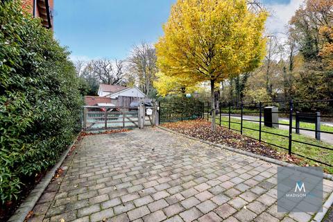 3 bedroom bungalow for sale, Lingmere Close, Essex IG7