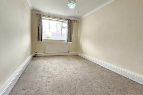 2 bedroom flat to rent, Fairview Drive, Chigwell IG7