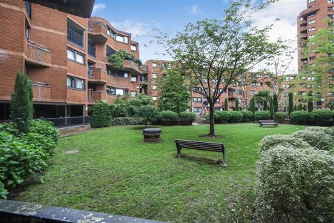 3 bedroom flat for sale, Blantyre Walk, SW10