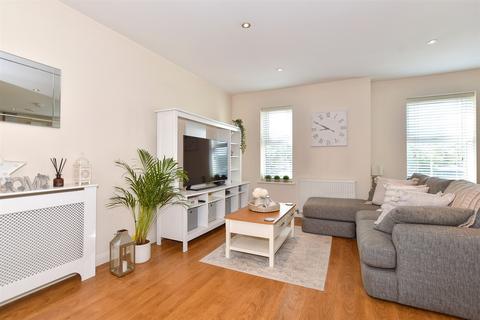 2 bedroom flat for sale, London Road, Larkfield, Aylesford, Kent