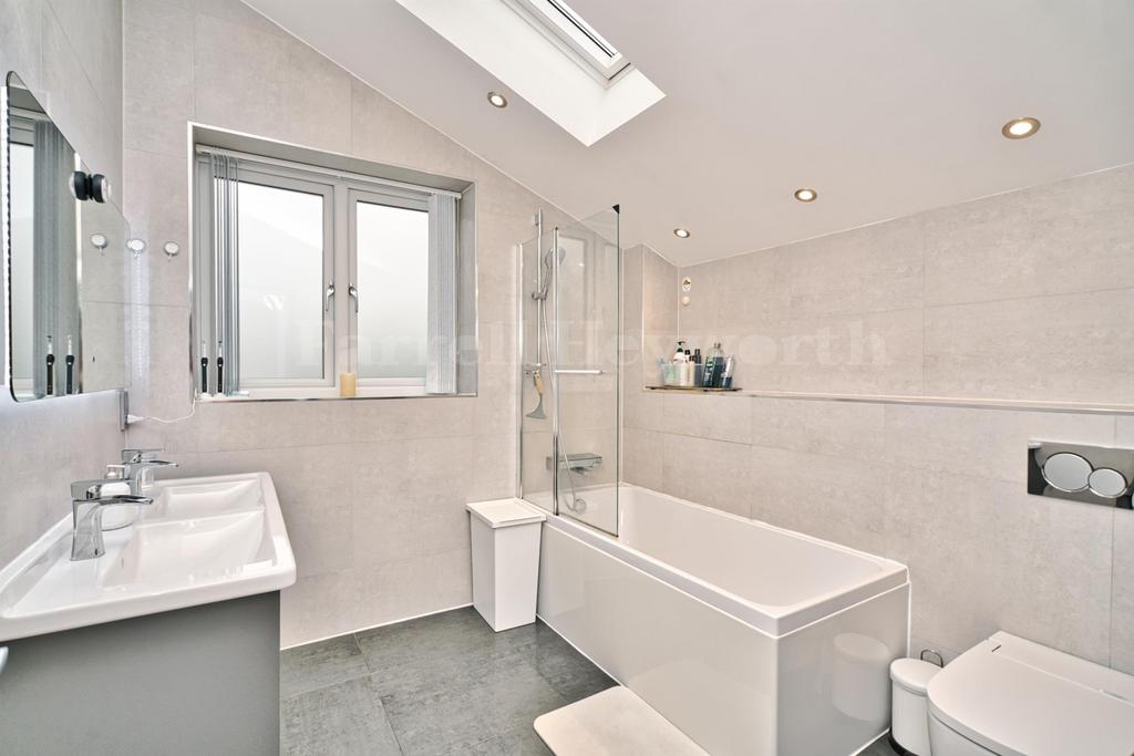 Master En-Suite Bath