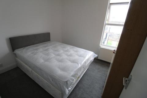 1 bedroom in a house share to rent, Mead Road, London, HA8