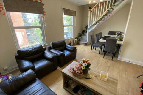 2 bedroom apartment for sale, Staines Road, Hounslow TW3