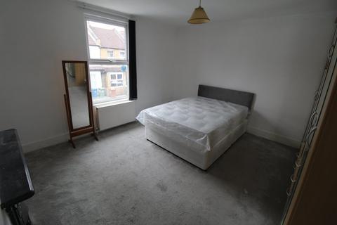1 bedroom in a house share to rent, Mead Road, London, HA8
