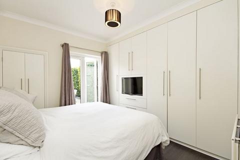 2 bedroom ground floor maisonette to rent, Disraeli Road, London, SW15