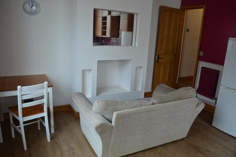 2 bedroom flat to rent, Chaplin Road