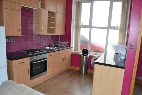 2 bedroom flat to rent, Chaplin Road