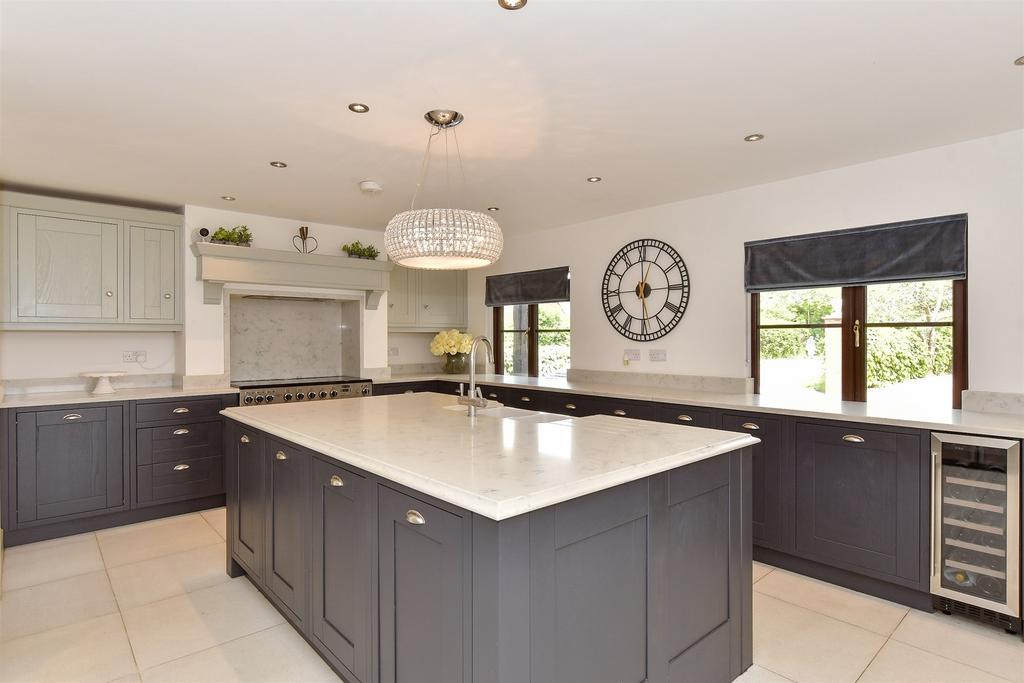 Kitchen/ Breakfast Area