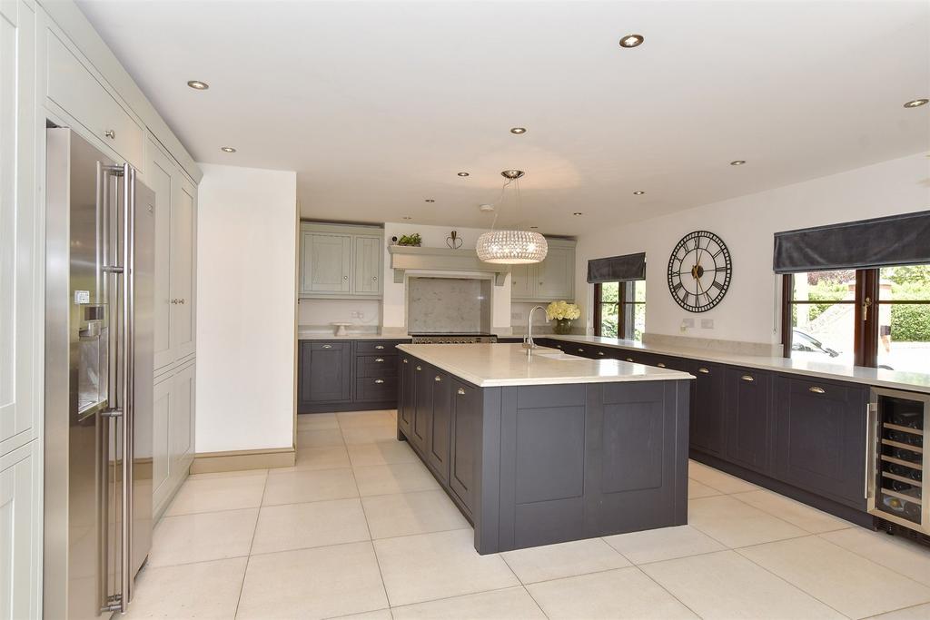 Kitchen/ Breakfast Area