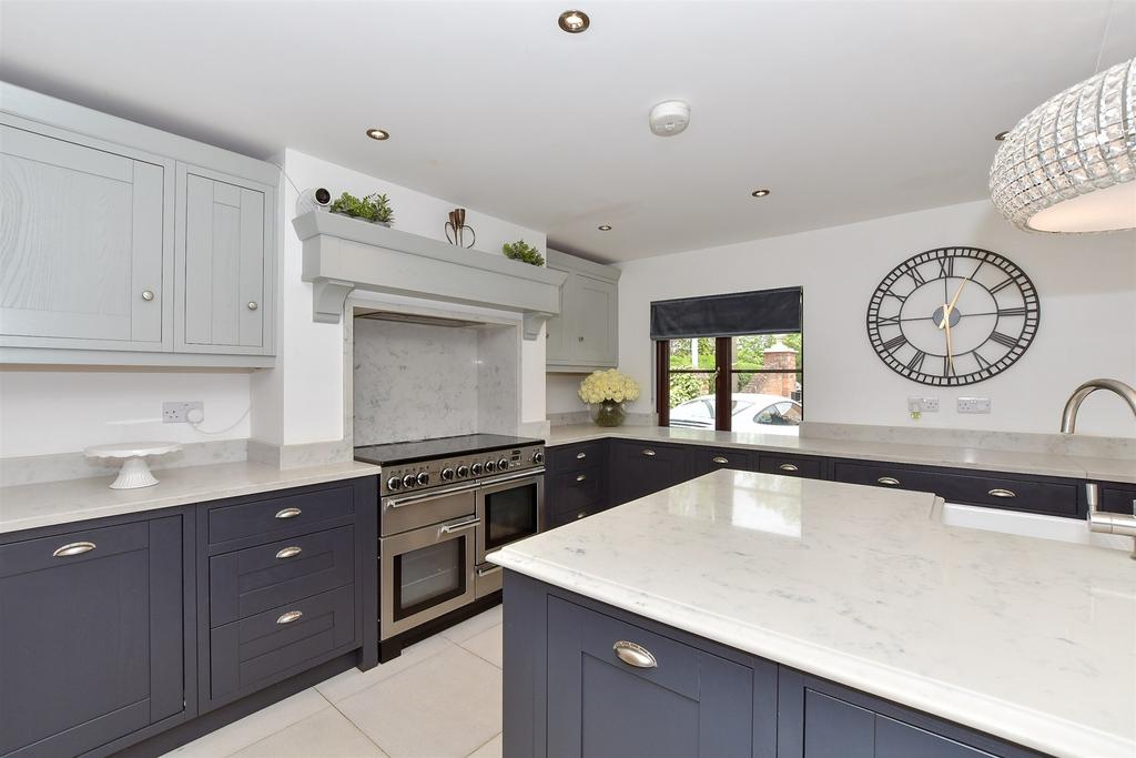 Kitchen/ Breakfast Area