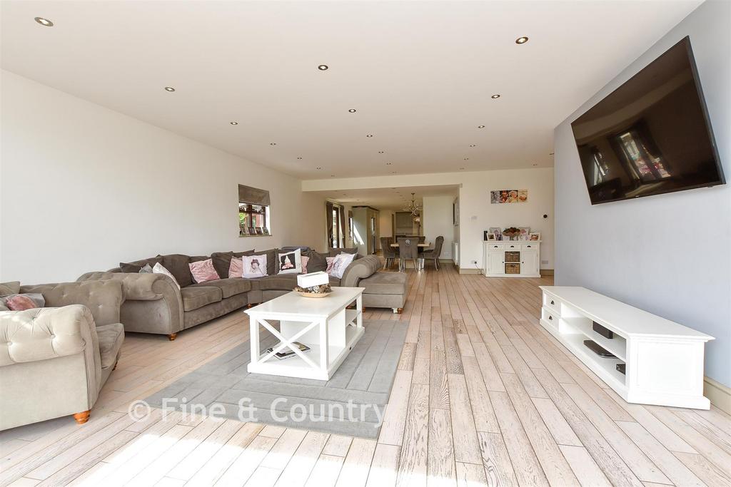 Lounge/Dining Area
