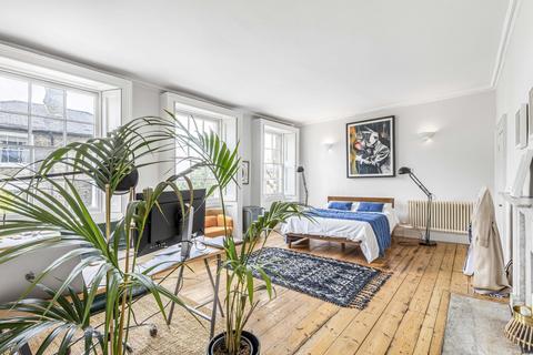 5 The Vineyard, Richmond, TW10 6AQ