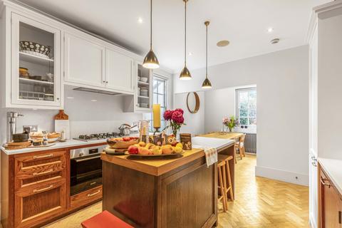 5 The Vineyard, Richmond, TW10 6AQ