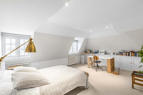 5 The Vineyard, Richmond, TW10 6AQ