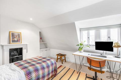5 The Vineyard, Richmond, TW10 6AQ