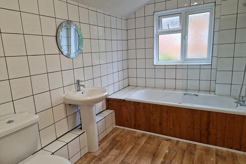 2 bedroom terraced house to rent, Alcombe Road, The Mounts, Northampton, NN1