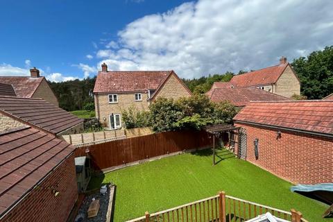 5 bedroom detached house to rent, Temple Crescent, Oxley Park