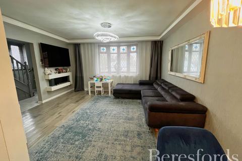 3 bedroom terraced house for sale, Aylsham Lane, Romford, RM3