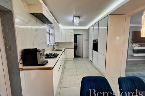 3 bedroom terraced house for sale, Aylsham Lane, Romford, RM3
