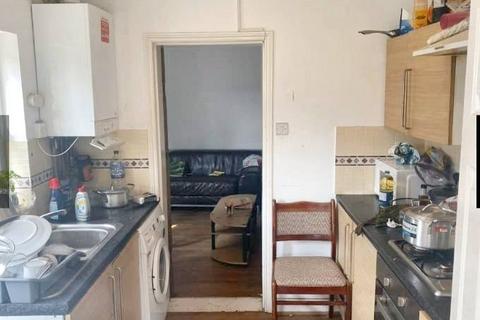 3 bedroom end of terrace house to rent, Central Avenue, Southend-on-Sea SS2