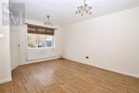 3 bedroom semi-detached house to rent, Maybury Close, Loughton, IG10