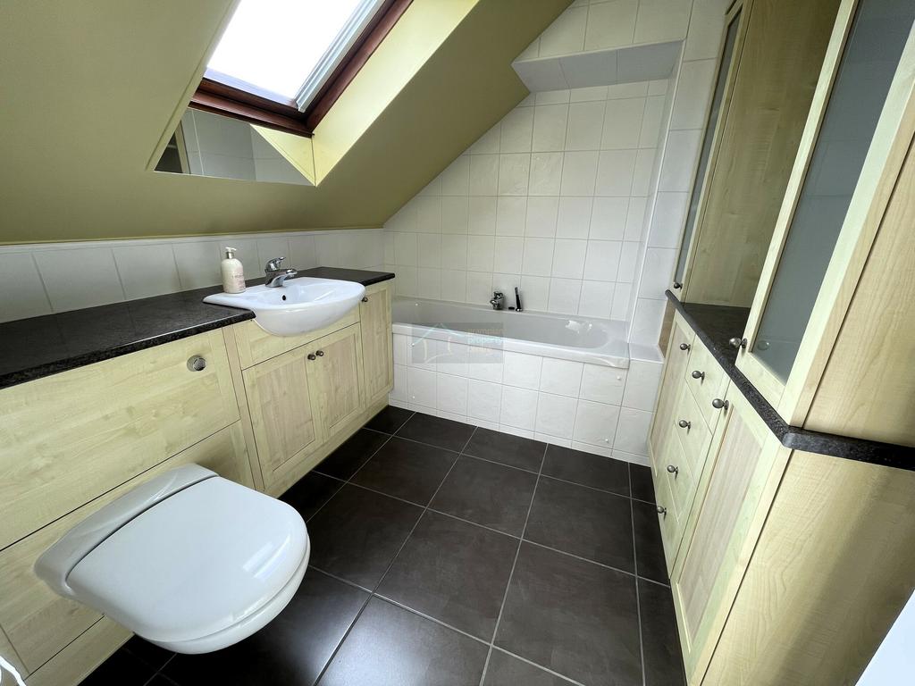 Master ensuite.JPG